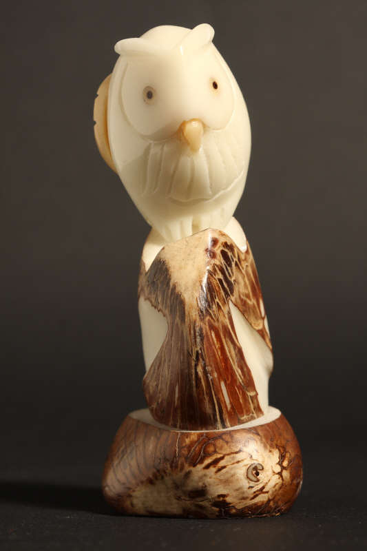 Chouette sculptée dans du tagua (ivoire végétal)