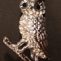 Broche argentée hibou